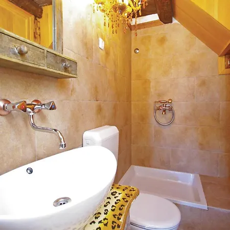 Amazing Home In Tucepi With Jacuzzi *