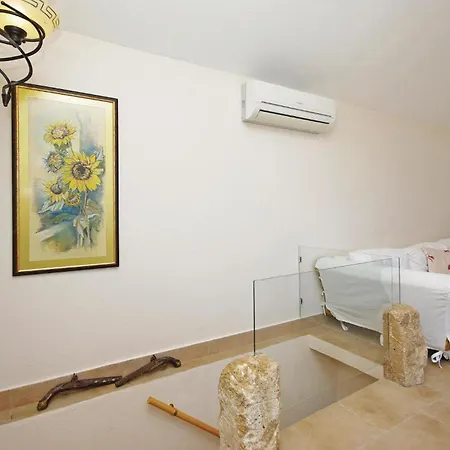 Amazing Home In Tucepi With Jacuzzi
